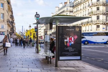 Paris, Fransa, üzerinde 27 Ekim 2017. Otobüs durağı sokakta şehir merkezinde yer alır