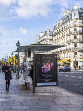 Paris, Fransa, üzerinde 27 Ekim 2017. Otobüs durağı sokakta şehir merkezinde yer alır