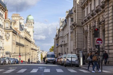 Paris, Fransa, üzerinde 30 Ekim 2017. Sonbahar şehir manzarası. yayalar güzel şehrin sokak gitmek,