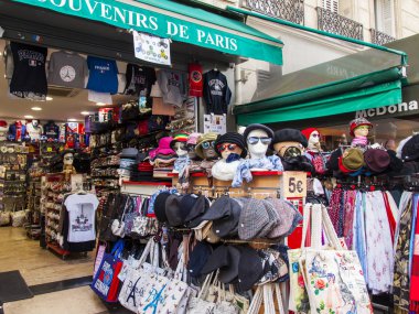 Paris, Fransa, üzerinde 30 Ekim 2017. Çeşitli geleneksel Fransız Hatıra Eşyası bir güzel gösteri-pencere üzerinde Hediyelik Dükkanı koyulur