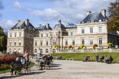 Paris, Fransa, üzerinde 27 Ekim 2017. Sonbahar şehir manzarası. Yürüyüş insanlar ve Avrupa'nın en güzel parklarından biri olan Lüksemburg bahçede biraz dinlen. Lüksemburg Sarayı uzaktan