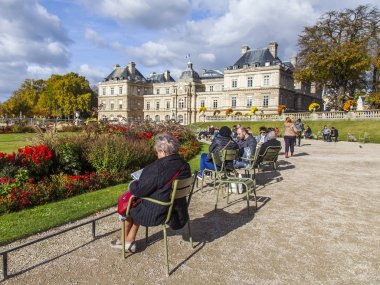 Paris, Fransa, üzerinde 27 Ekim 2017. Sonbahar şehir manzarası. Yürüyüş insanlar ve Avrupa'nın en güzel parklarından biri olan Lüksemburg bahçede biraz dinlen. Lüksemburg Sarayı uzaktan