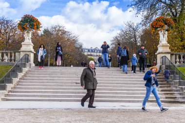 Paris, Fransa, üzerinde 27 Ekim 2017. Sonbahar şehir manzarası. Yürüyüş insanlar ve Avrupa'nın en güzel parklarından biri olan Lüksemburg bahçede biraz dinlen. 