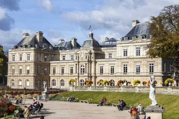 Paris Frankreich Oktober 2017 Herbstliche Stadtlandschaft Menschen Spazieren Und Erholen — Stockfoto