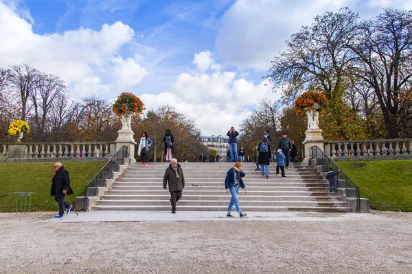 フランス 2017 秋の風景 散歩の人々 ヨーロッパの最も美しい公園の一つであるリュクサンブール公園でひとやすみし — ストック写真