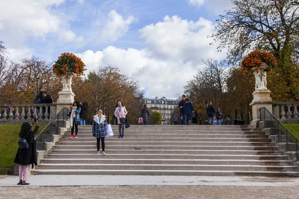 フランス 2017 秋の風景 散歩の人々 ヨーロッパの最も美しい公園の一つであるリュクサンブール公園でひとやすみし — ストック写真