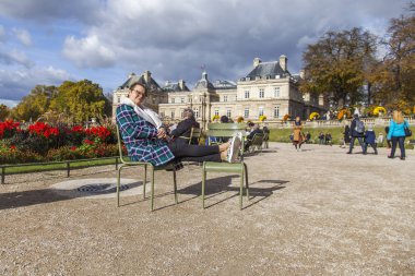 Paris, Fransa, üzerinde 30 Ekim 2017. Sonbahar şehir manzarası. Yürüyüş insanlar ve Avrupa'nın en güzel parklarından biri olan Lüksemburg bahçede biraz dinlen. 