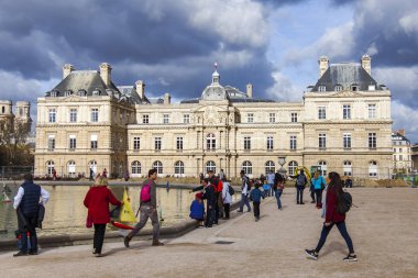 Paris, Fransa, üzerinde 27 Ekim 2017. Sonbahar şehir manzarası. Yürüyüş insanlar ve Avrupa'nın en güzel parklarından biri olan Lüksemburg bahçede biraz dinlen. Lüksemburg Sarayı uzaktan