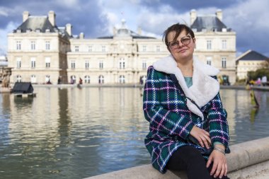 Paris, Fransa, üzerinde 30 Ekim 2017. Sonbahar şehir manzarası. Avrupa'nın en güzel parklarından biri olan Lüksemburg Bahçesi fotoğrafçı için çekici genç kadın pozlar. 
