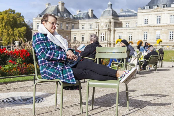 Paris, Fransa, üzerinde 30 Ekim 2017. Sonbahar şehir manzarası. Yürüyüş insanlar ve Avrupa'nın en güzel parklarından biri olan Lüksemburg bahçede biraz dinlen. 