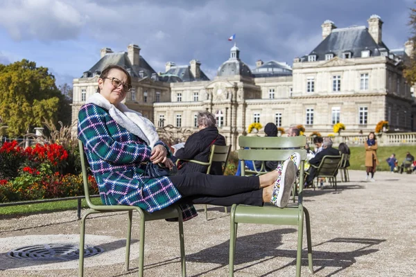 Paris, Fransa, üzerinde 30 Ekim 2017. Sonbahar şehir manzarası. Yürüyüş insanlar ve Avrupa'nın en güzel parklarından biri olan Lüksemburg bahçede biraz dinlen. 