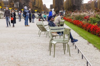 Paris, Fransa, üzerinde 30 Ekim 2017. Sonbahar şehir manzarası. Yürüyüş insanlar ve Avrupa'nın en güzel parklarından biri olan Lüksemburg bahçede biraz dinlen. 