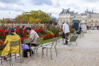 Paris, Fransa, üzerinde 30 Ekim 2017. Sonbahar şehir manzarası. Yürüyüş insanlar ve Avrupa'nın en güzel parklarından biri olan Lüksemburg bahçede biraz dinlen. Lüksemburg Sarayı uzaktan