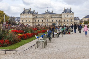 Paris, Fransa, üzerinde 30 Ekim 2017. Sonbahar şehir manzarası. Yürüyüş insanlar ve Avrupa'nın en güzel parklarından biri olan Lüksemburg bahçede biraz dinlen. Lüksemburg Sarayı uzaktan