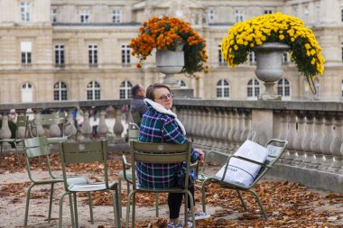 Paris, Fransa, üzerinde 30 Ekim 2017. Sonbahar şehir manzarası. Avrupa'nın en güzel parklarından biri olan Lüksemburg Bahçesi fotoğrafçı için çekici genç kadın pozlar. 
