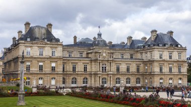 Paris, Fransa, üzerinde 30 Ekim 2017. Sonbahar şehir manzarası. Güzel Sarayı Lüksemburg Parkı mimari bir kompleks merkezidir