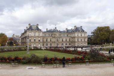 Paris, Fransa, üzerinde 30 Ekim 2017. Sonbahar şehir manzarası. Güzel Sarayı Lüksemburg Parkı mimari bir kompleks merkezidir