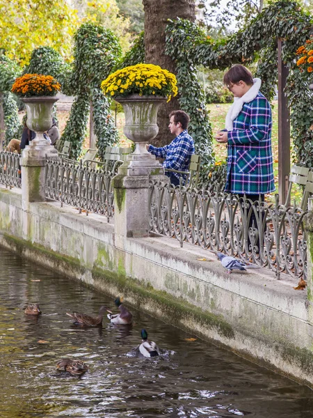 Parijs Frankrijk Oktober 2017 Herfst Stad Landschap Aantrekkelijke Jonge Vrouw — Stockfoto