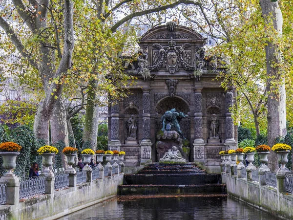 フランス 2017 秋の風景 なって黄色い木絵フレーム リュクサンブール公園でメディチ家の噴水 — ストック写真