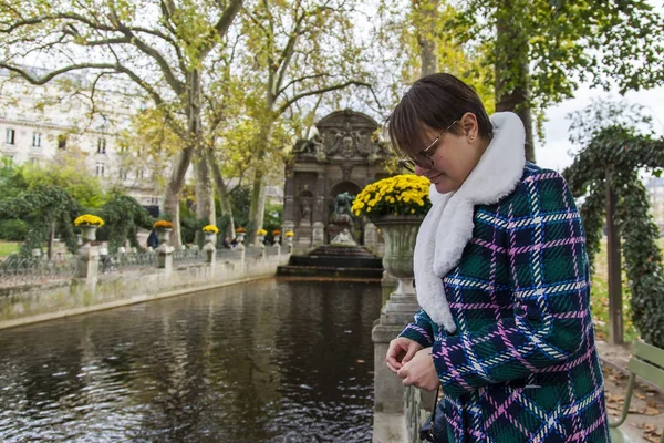 Parigi Francia Ottobre 2017 Paesaggio Autunnale Attraente Giovane Donna Nutre — Foto Stock