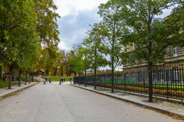 Paris, Fransa, üzerinde 30 Ekim 2017. Sonbahar şehir manzarası. Yürüyüş insanlar ve Avrupa'nın en güzel parklarından biri olan Lüksemburg bahçede biraz dinlen. 