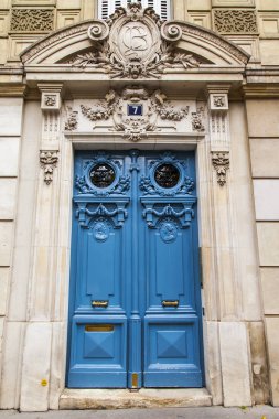 Paris, Fransa, üzerinde 30 Ekim 2017. Şehir merkezinde geleneksel mimarisini eski binanın bir giriş kapısı zengin dekor Süsle