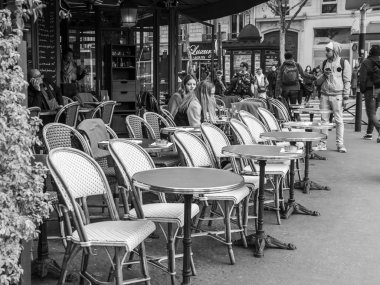 Paris, Fransa, üzerinde 30 Ekim 2017. Geleneksel kafe boş küçük tablolar ve kaldırımda stand ziyaretçi bekliyoruz. 