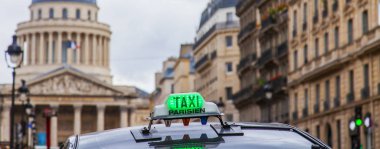 Paris, Fransa, üzerinde 27 Ekim 2017. Şehrin sokak taksi araba gider