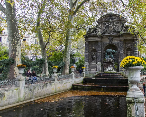 在2017年10月30日 秋季城市景观 风景如画在卢森堡花园里的黄第奇树的喷泉 — 图库照片