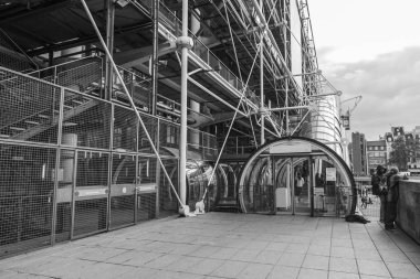 Paris, Fransa, üzerinde 30 Ekim 2017. Centre Georges Pompidou işaret modern mekanları şehrin biri olan bir cephe bir parçası bilir