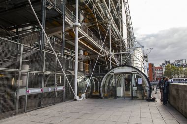 Paris, Fransa, üzerinde 30 Ekim 2017. Centre Georges Pompidou işaret modern mekanları şehrin biri olan bir cephe bir parçası bilir