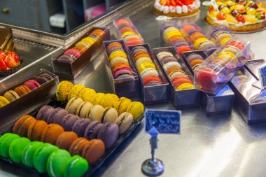 Paris, Fransa, üzerinde 27 Ekim 2017. Çeşitli lezzetli kek gösterisi penceresinde Shop alıcılar katılımı için sunulmaktadır