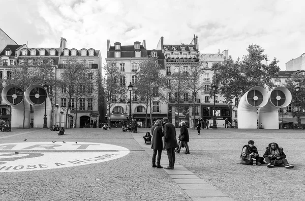 フランス 2017 太陽の光サイン 都市の近代的な観光スポットの一つであるポンピドゥーの前の広場 人が立つし 建物の数で行く — ストック写真