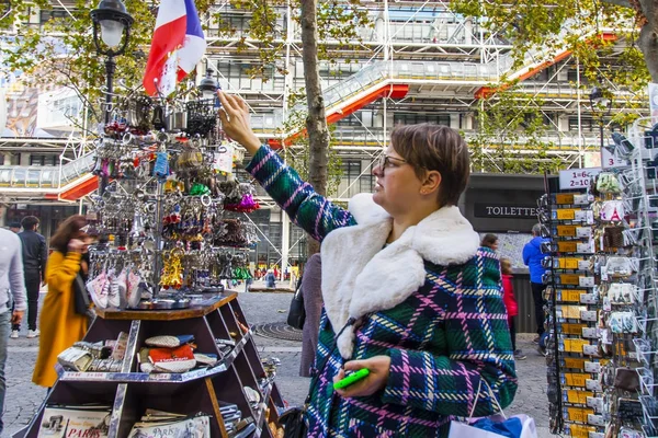 Paris Ranska Lokakuuta 2017 Houkutteleva Nainen Valitsee Matkamuistoja Kauniilla Näyteikkunalla — kuvapankkivalokuva