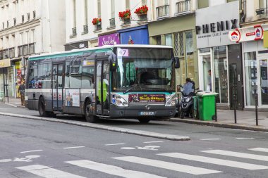 Paris, Fransa, üzerinde 30 Ekim 2017. Sokakta şehir merkezinde otobüs durdu