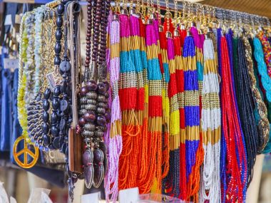 Paris, Fransa, üzerinde 30 Ekim 2017. Çeşitli rengarenk boncuklar bir gösteri-pencere üzerinde Hediyelik Dükkanı düzenlendiği