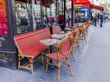 Paris, Fransa, üzerinde 30 Ekim 2017. Geleneksel kafe boş küçük tablolar ve kaldırımda stand ziyaretçi bekliyoruz. 