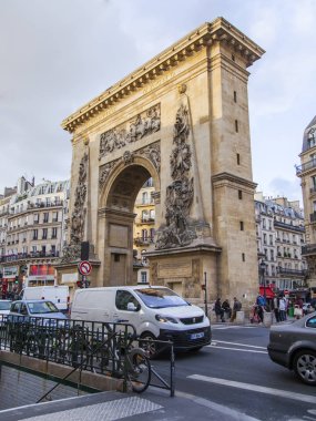 Paris, Fransa, üzerinde 30 Ekim 2017. Şehir manzarası. Çok sayıda otomobil sokakta Porte Saint-Denis kemer ile gidin.