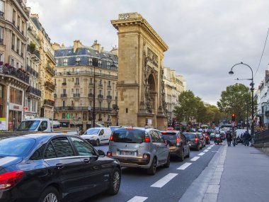 Paris, Fransa, üzerinde 30 Ekim 2017. Şehir manzarası. Çok sayıda otomobil sokakta Porte Saint-Denis kemer ile gidin.