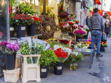 Paris, Fransa, üzerinde 30 Ekim 2017. Çeşitli buketleri sokak gösterisi penceresinde çiçek Shop alıcılar katılımı için maruz kalmaktadır