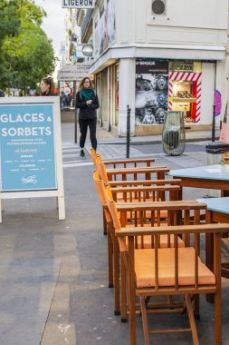 Paris, Fransa, üzerinde 30 Ekim 2017. Geleneksel kafe boş küçük tablolar ve kaldırımda stand ziyaretçi bekliyoruz. 