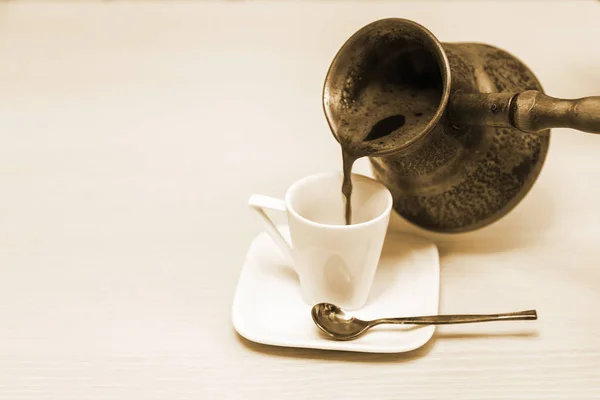 Кофе Наливают Белые Фарфоровые Чашки Кофе Эспрессо Древнего Медного Кофейника — стоковое фото
