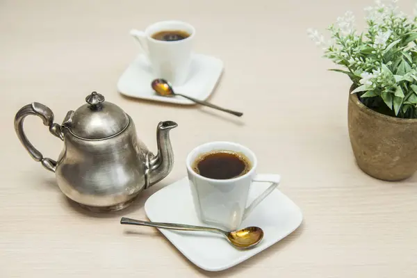 Две Белые Фарфоровые Чашки Кофе Эспрессо Серебряный Кофейник Столе — стоковое фото