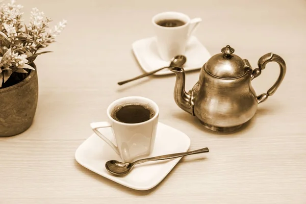 Две Белые Фарфоровые Чашки Кофе Эспрессо Серебряный Кофейник Столе — стоковое фото