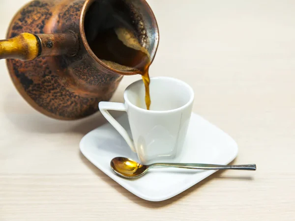 Café Est Versé Dans Des Tasses Porcelaine Blanche Pour Café — Photo