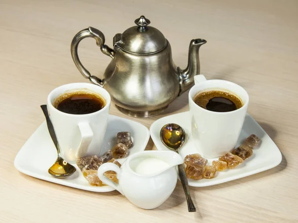 Twee Witte Porseleinen Kopjes Met Koffie Espresso Een Zilveren Koffiepot — Stockfoto