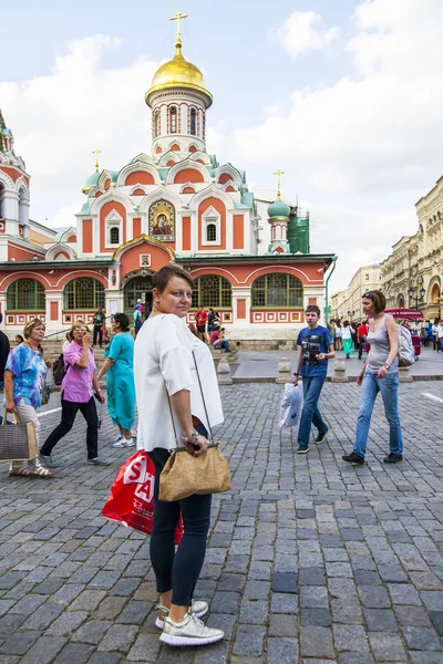 莫斯科 俄罗斯 在2017年8月10日 年轻迷人的女人在 Nikolskaya 街的背景下摆姿势 — 图库照片
