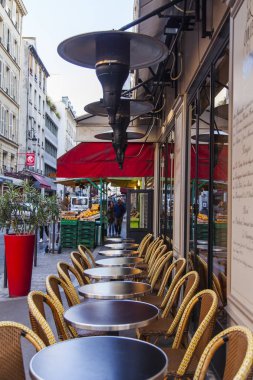 Paris, Fransa, üzerinde 30 Ekim 2017. Geleneksel kafe boş küçük tablolar ve kaldırımda stand ziyaretçi bekliyoruz. 