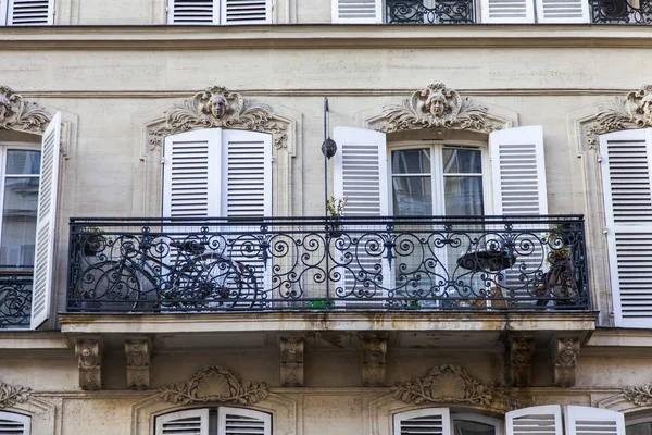 フランス 2017 太陽の光のダウンタウンの住宅の都市通り 典型的な建築部品 建物のファサードのフラグメント — ストック写真