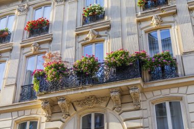 Paris, Fransa, üzerinde 30 Ekim 2017. Şehir sokak ve tipik mimari parçalar şehir merkezinde evlerin bilir. Bina cephe parçası